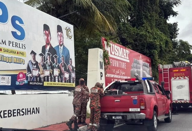 (全国版)玻宗教司、玻伊大学学院院长海报肖像被红漆涂鸦