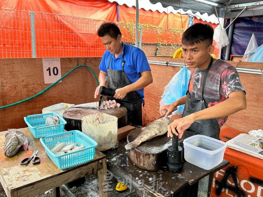 (古城封面主文)哥打拉沙马那巴刹提升工程进展达55% 贩商掏腰包请保安守夜