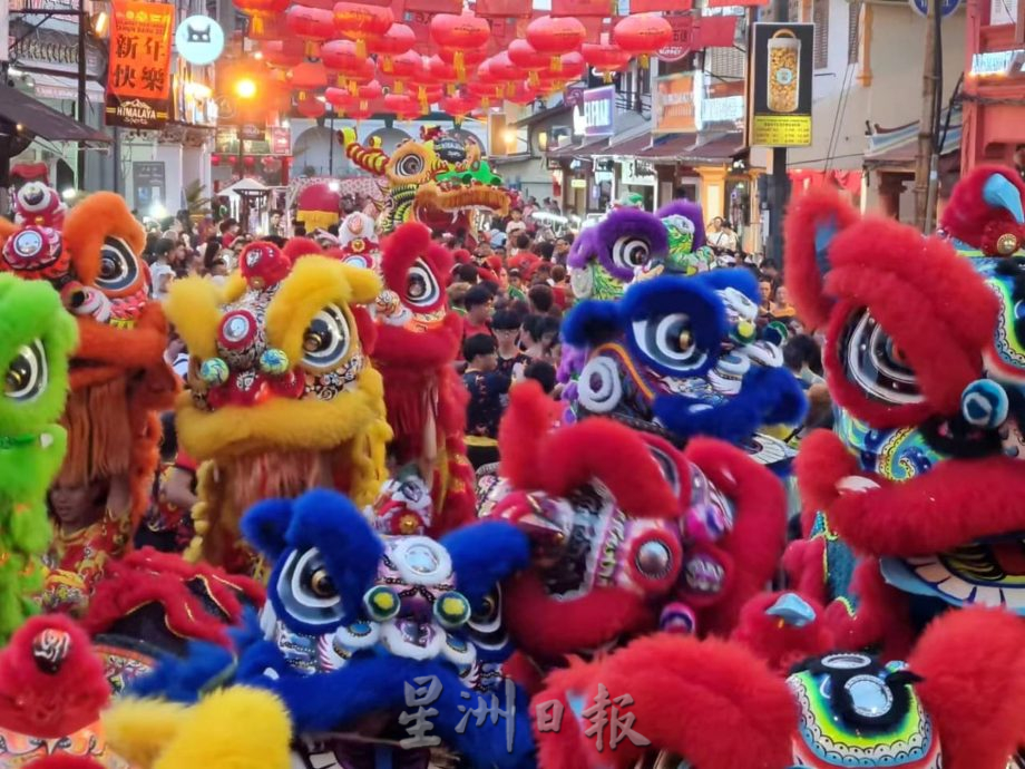 （古城封面主文）甲913龙狮游行·盼来年参与甲国庆