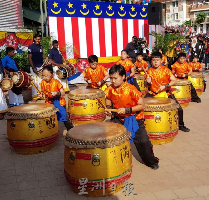 （古城封面主文）甲913龙狮游行·盼来年参与甲国庆