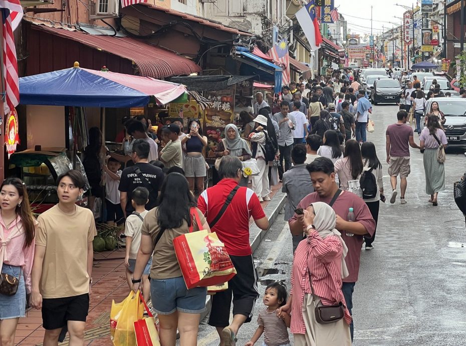 (古城封面主文)连假带动老街人气·雨后凉爽更舒适