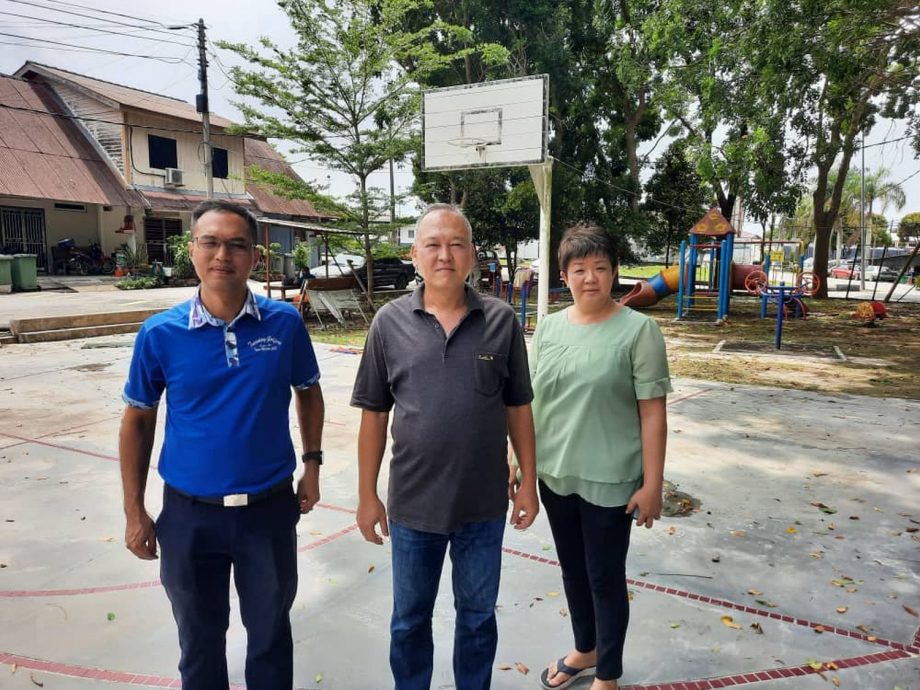 （古城封面副文）丁赖新村大树阻挡出入口视线，容易酿车祸