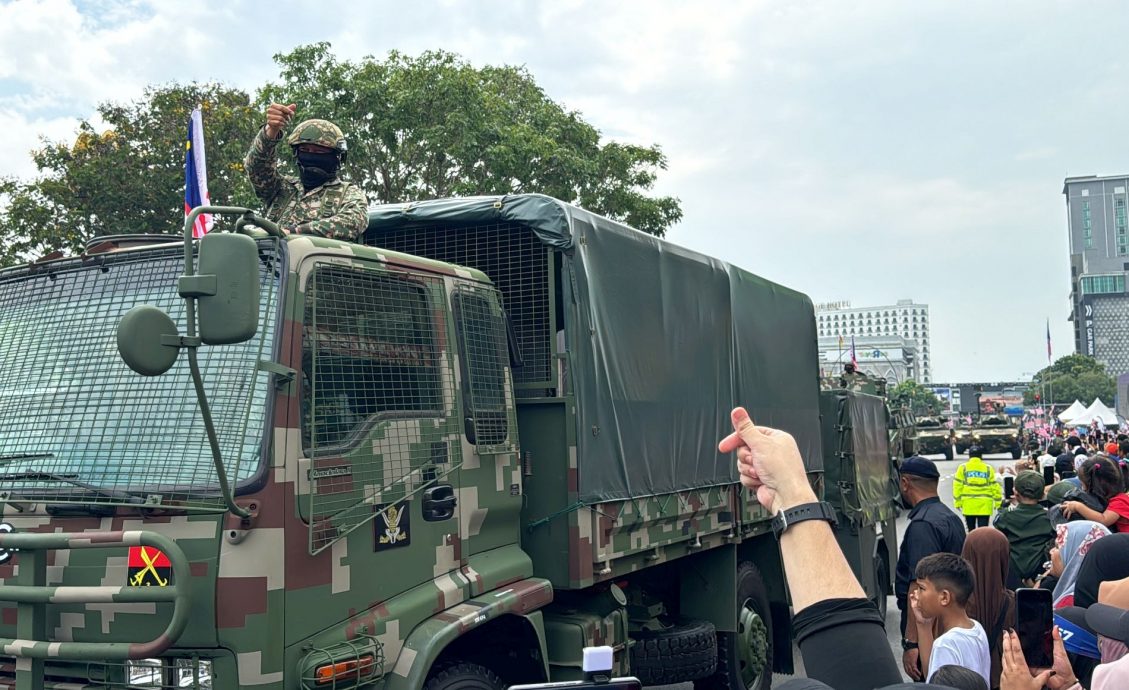 (古城封面副文)国庆庆典移师默迪卡路办获好评·首长:明年继续