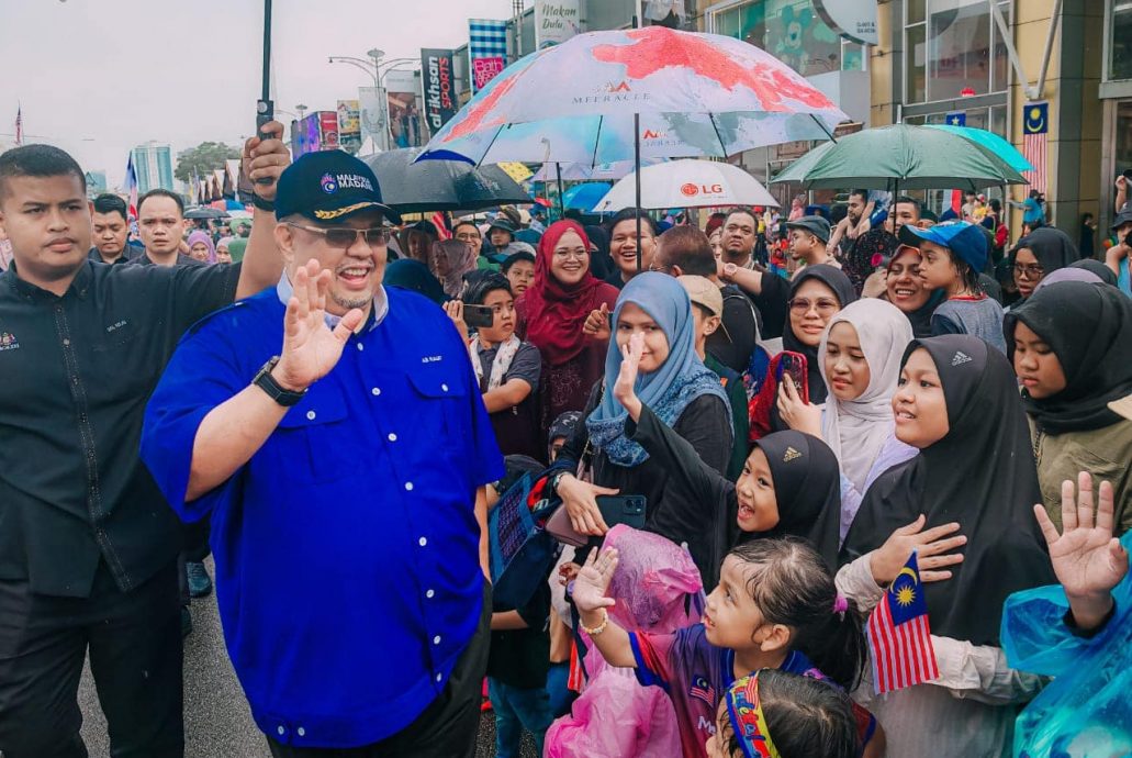 (古城封面副文)国庆庆典移师默迪卡路办获好评·首长:明年继续