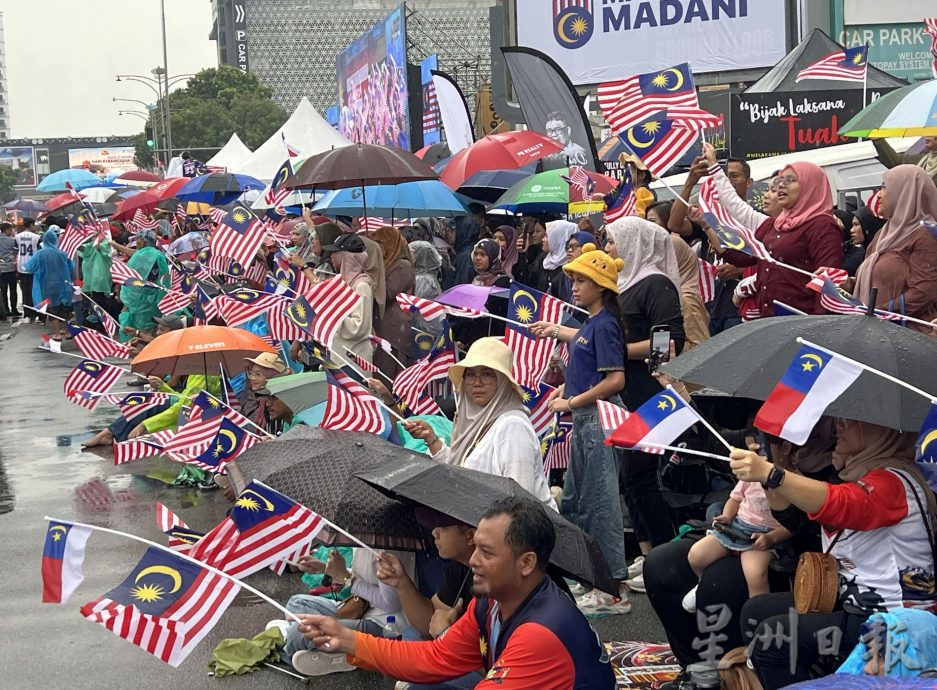 (古城封面副文)国庆庆典移师默迪卡路办获好评·首长:明年继续