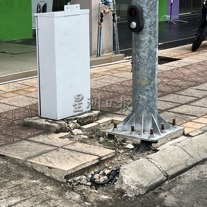 (古城封面副文)行人走道毁坏·路人随时踩雷