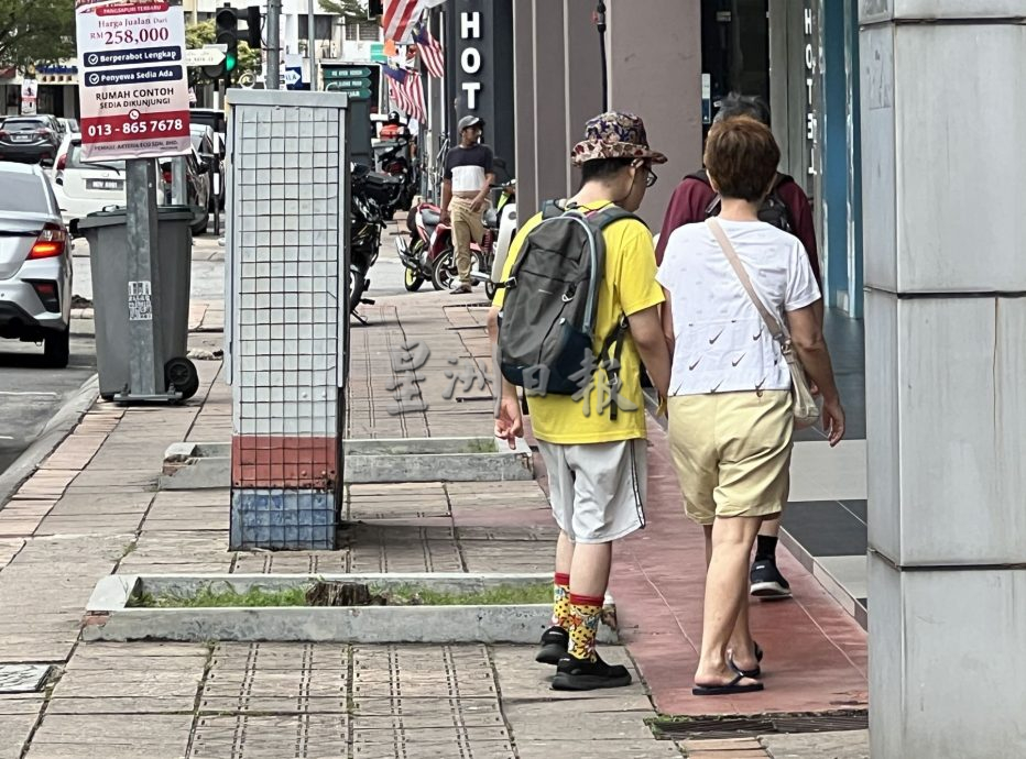 (古城封面副文)行人走道毁坏·路人随时踩雷