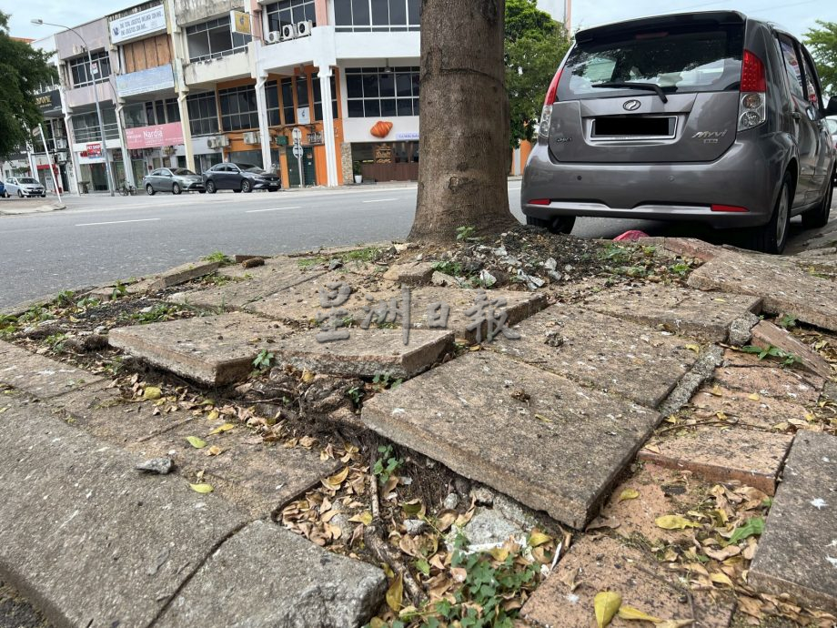 (古城封面副文)行人走道毁坏·路人随时踩雷