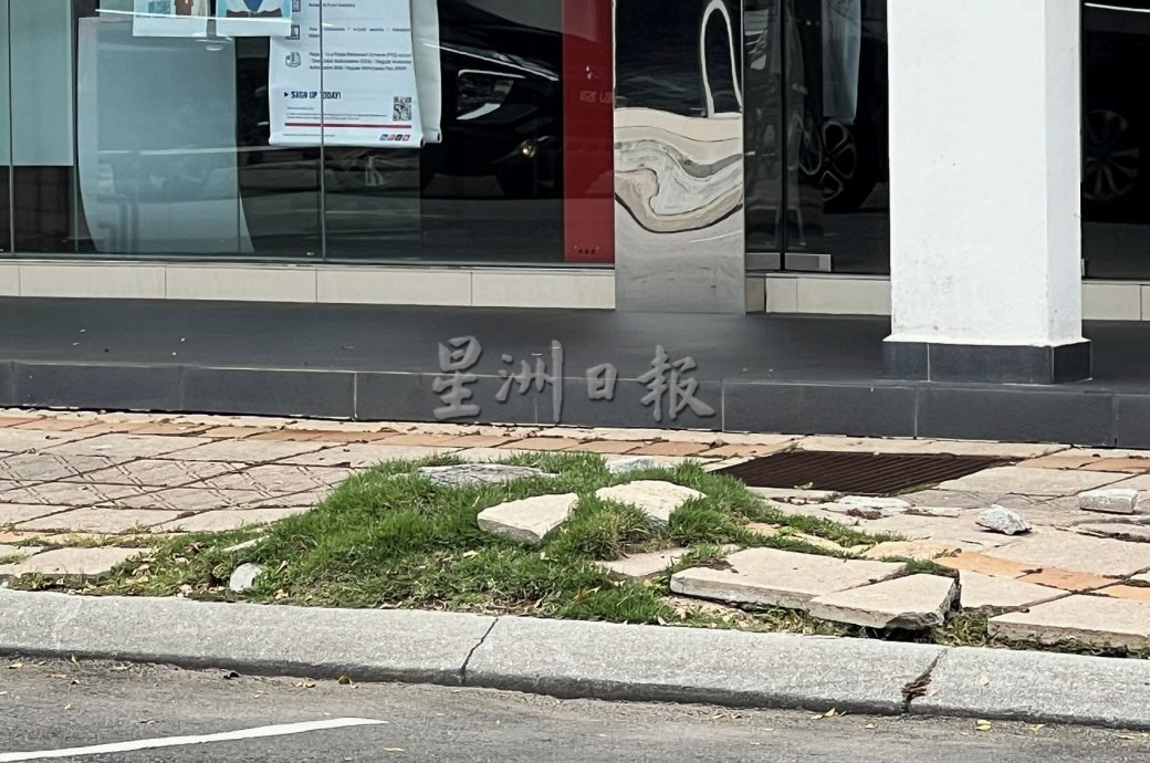 (古城封面副文)行人走道毁坏·路人随时踩雷