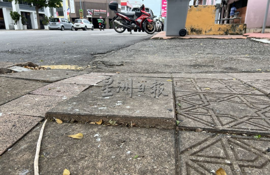 (古城封面副文)行人走道毁坏·路人随时踩雷