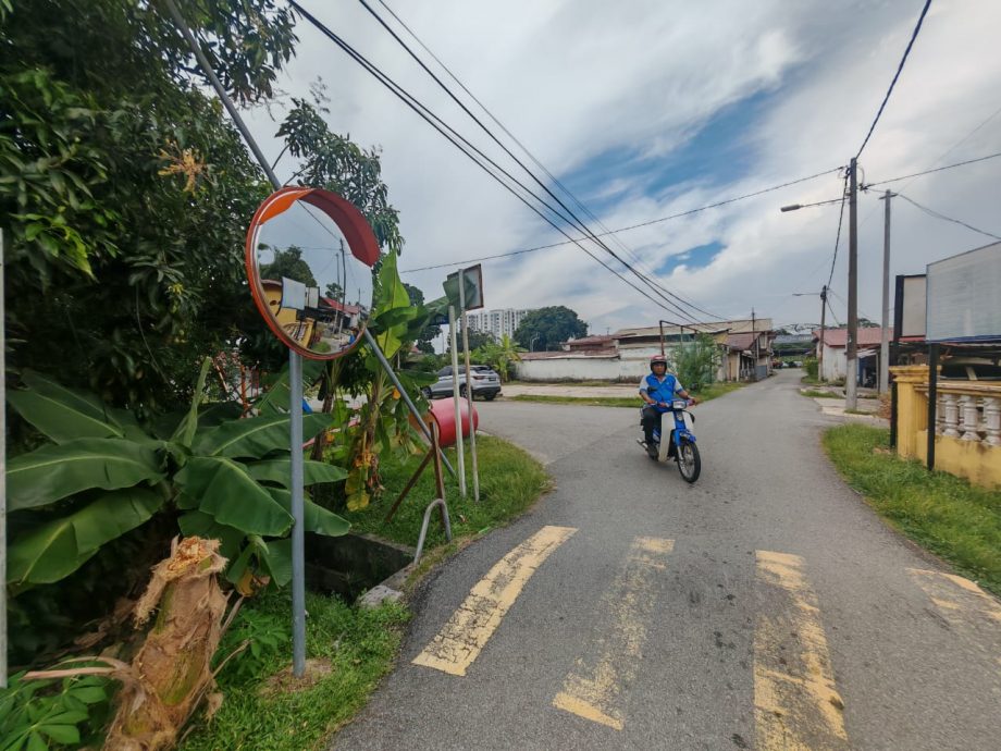 (古城封面副文)骆慧茹使用市议员拨款4800令吉在甘榜设4个凸透镜