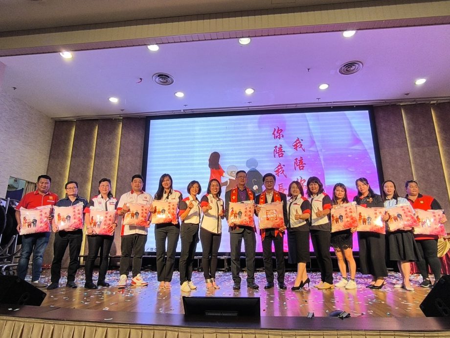 (古城版,请转发各区地方版)马来西亚杨氏联合总会妇女组孝亲敬老双亲节线上献温情活动圆满结束送65个限量版爱心枕头