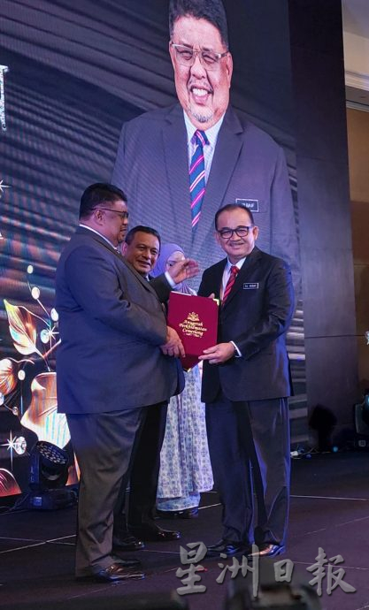 (古城第三版主文)阿都拉勿夫警告公务员不可泄漏官方机密