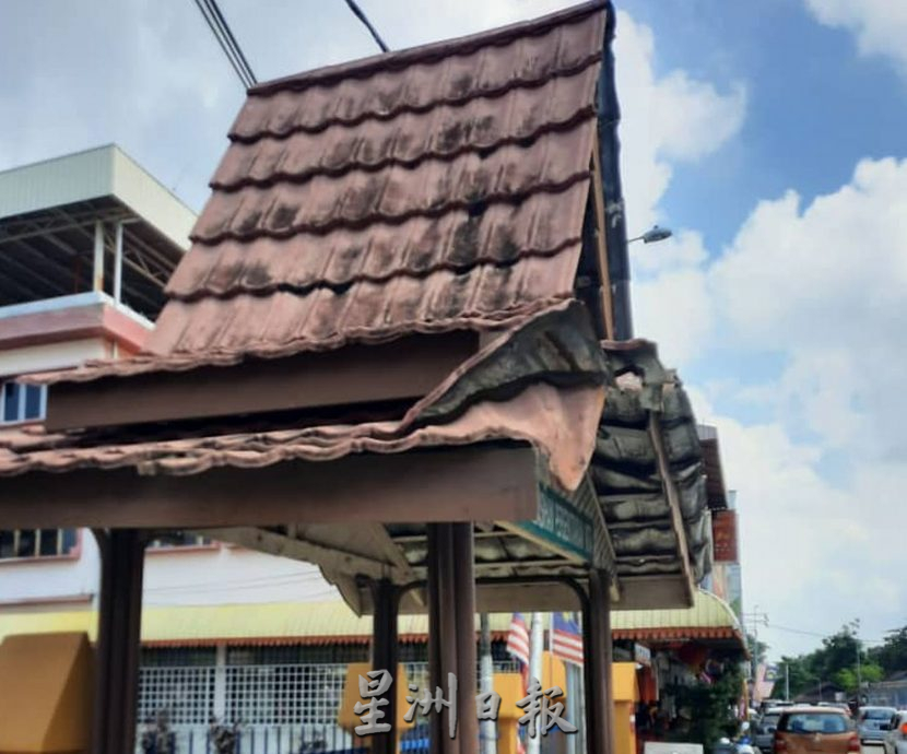 (古城第二版主文)圣母小学外候车亭屋顶破洞