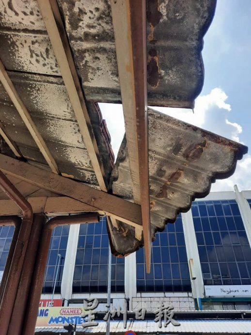 (古城第二版主文)圣母小学外候车亭屋顶破洞