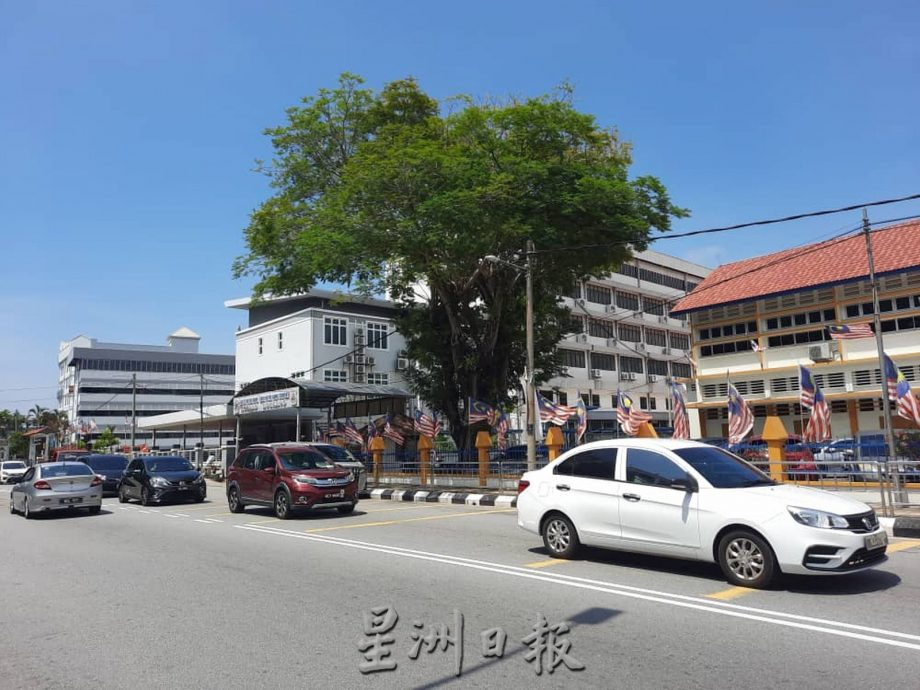 (古城第二版主文)圣母小学外候车亭屋顶破洞