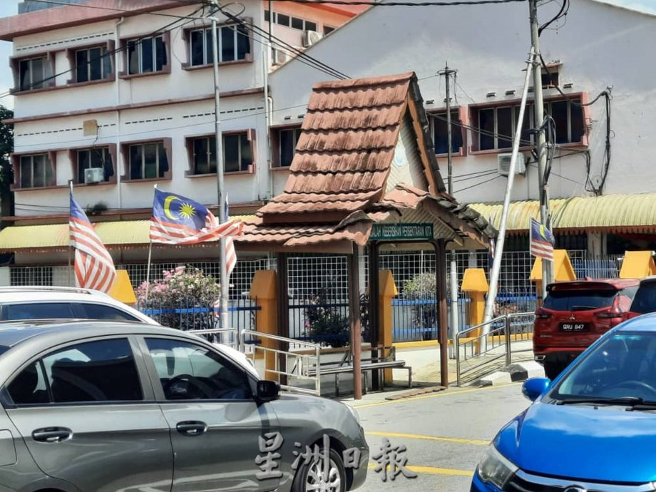 (古城第二版主文)圣母小学外候车亭屋顶破洞