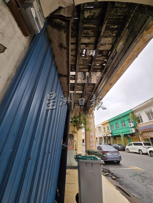 甘榜乌汝前半段40老店就有10间空置 残旧加上疑不堪重压 陆续龟裂及屋簷漆板掉下