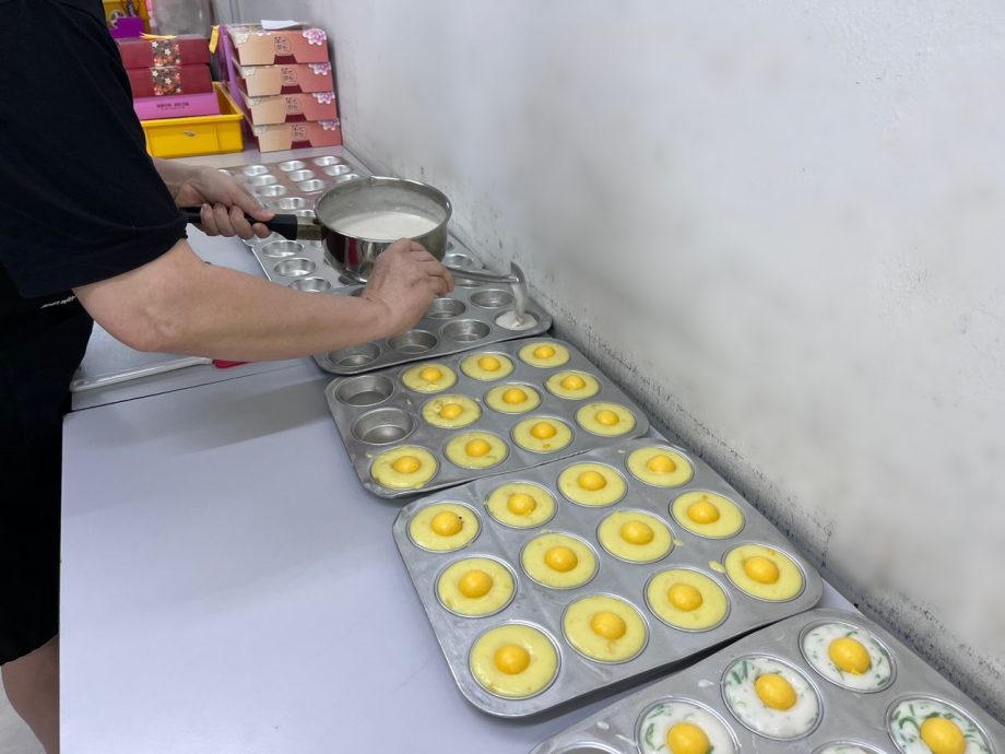 (古城第五版主文)市场发挥创意推出各种月饼,保留传统又不失创新