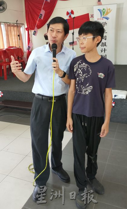 (古城第五版主文)立人学校学生阅报赠报仪式