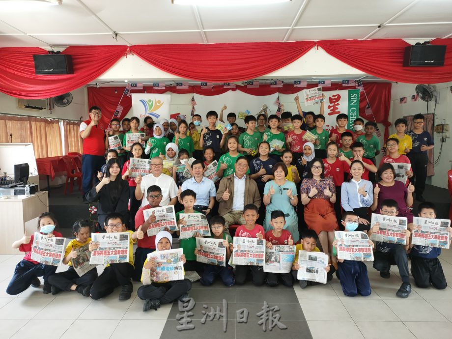 (古城第五版主文)立人学校学生阅报赠报仪式