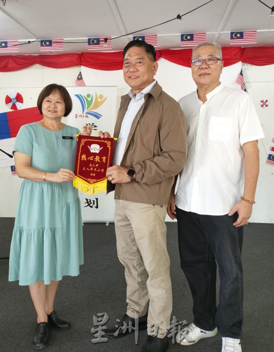 (古城第五版主文)立人学校学生阅报赠报仪式