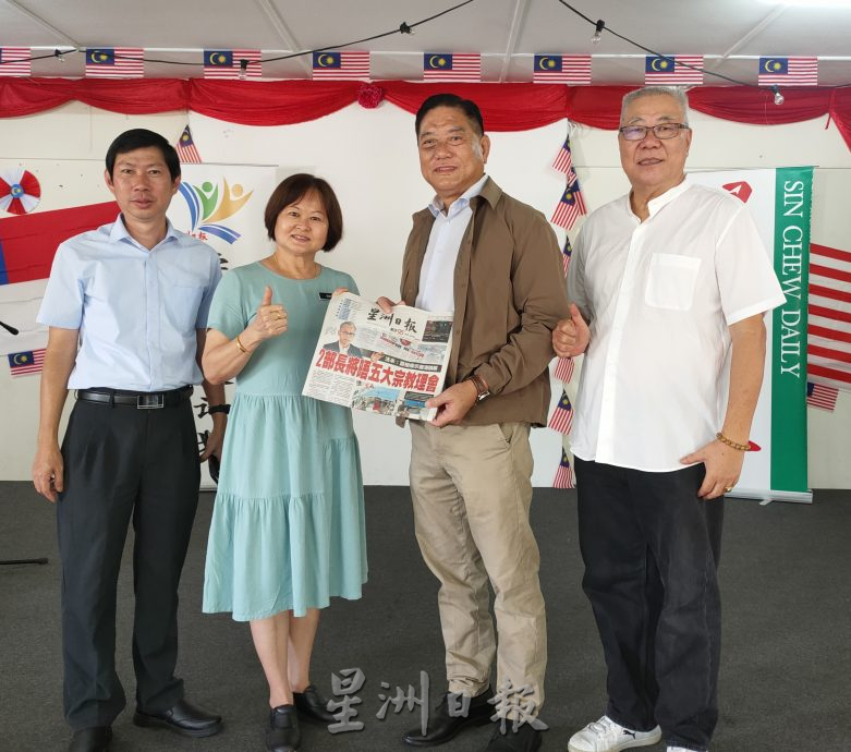 (古城第五版主文)立人学校学生阅报赠报仪式