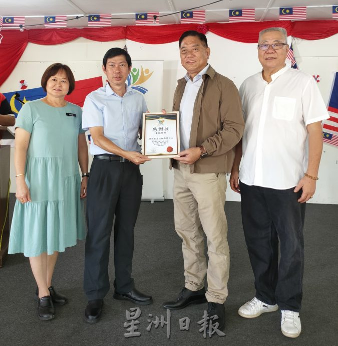 (古城第五版主文)立人学校学生阅报赠报仪式