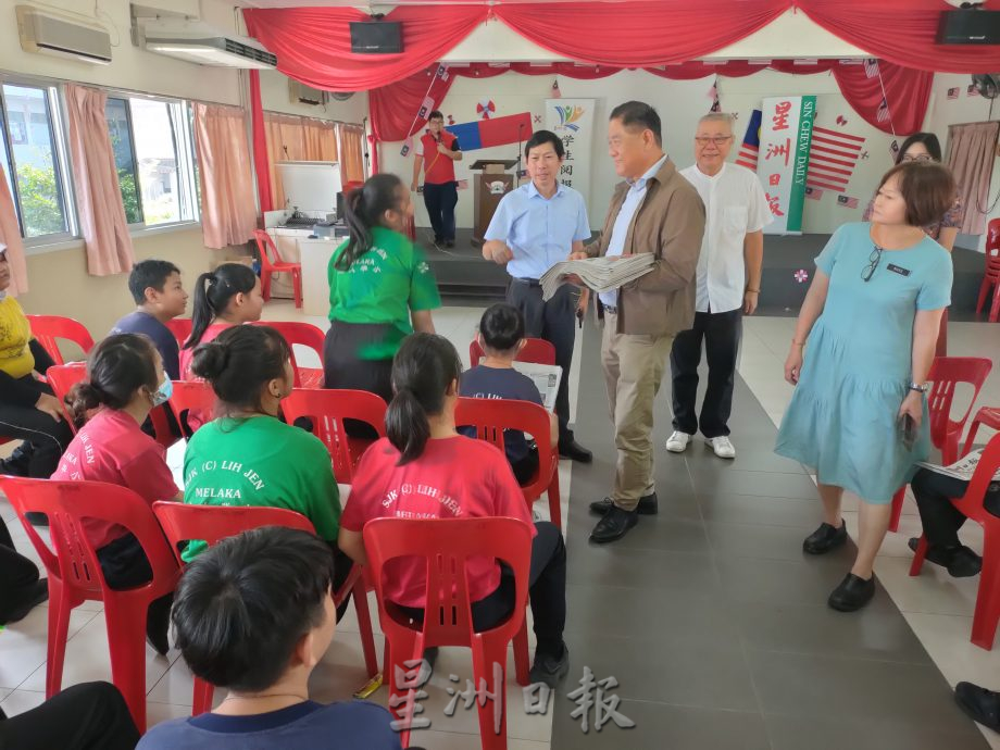 (古城第五版主文)立人学校学生阅报赠报仪式