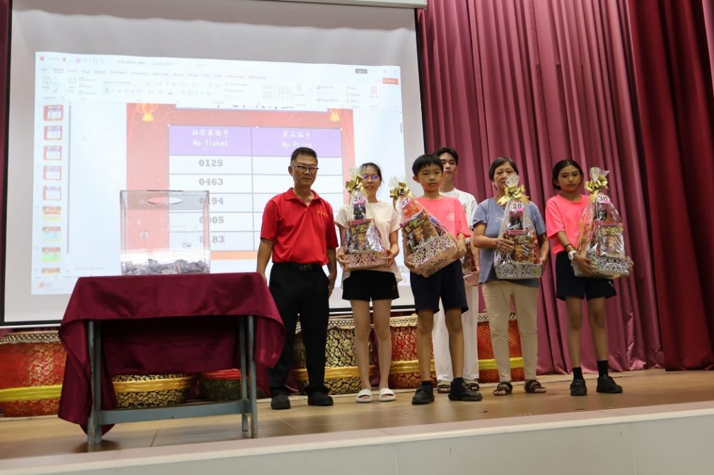 (古城第六版主文)大学下乡服务团队莅临中华小学展开校园美化及举办中秋晚会