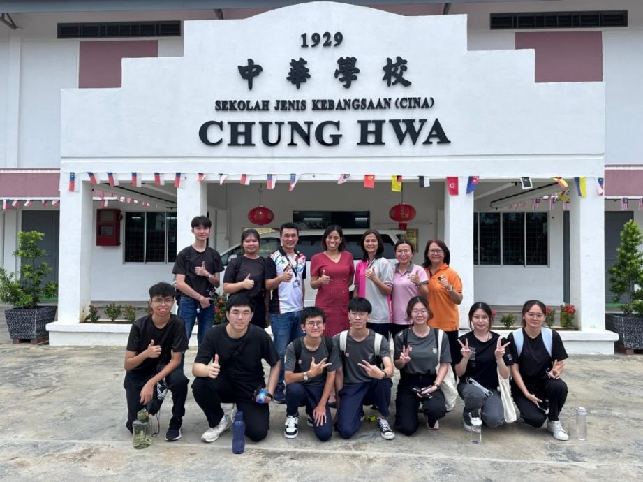 (古城第六版主文)大学下乡服务团队莅临中华小学展开校园美化及举办中秋晚会