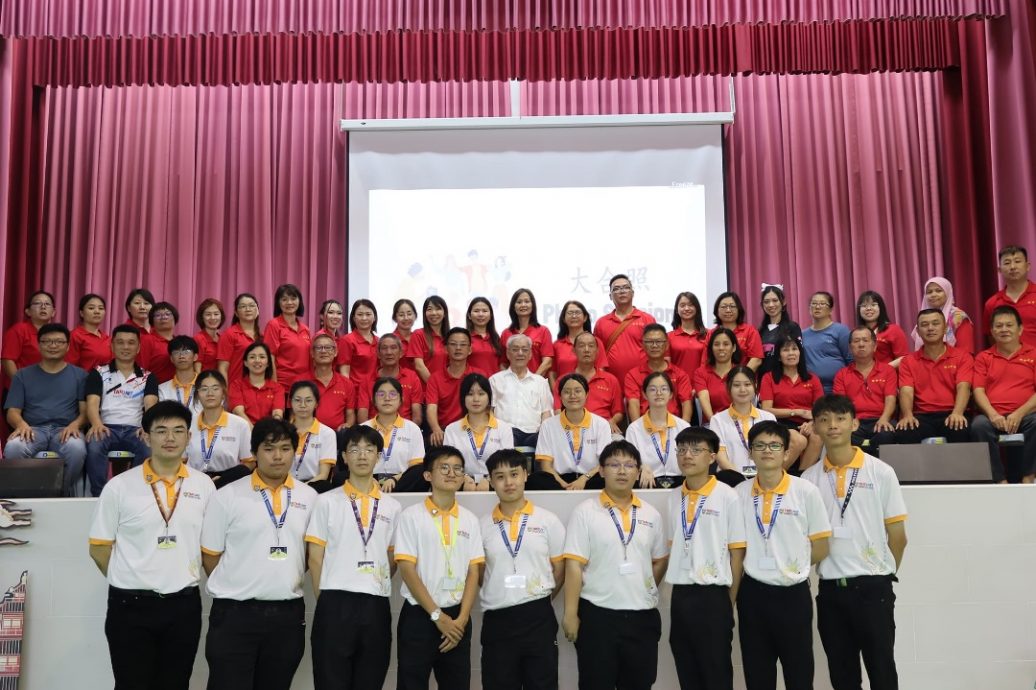 (古城第六版主文)大学下乡服务团队莅临中华小学展开校园美化及举办中秋晚会