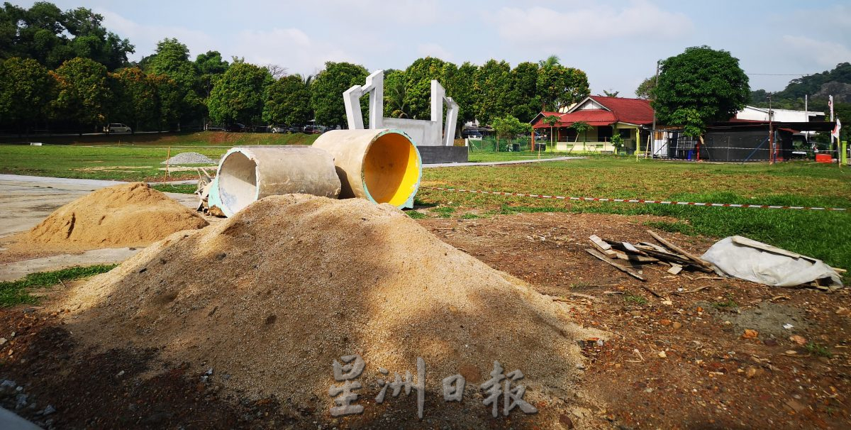 (古城第六版主文)爱极乐3花园住宅区草场获提升 爱极乐高原花园草场打响首炮