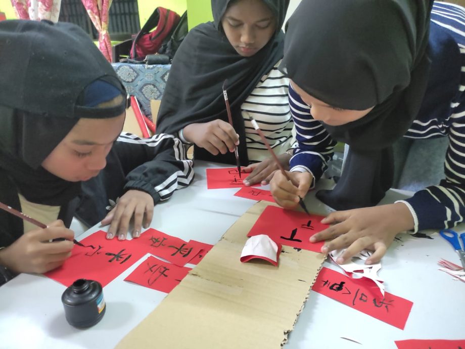 (大北马)友族提灯笼看舞狮 体验中秋庆典