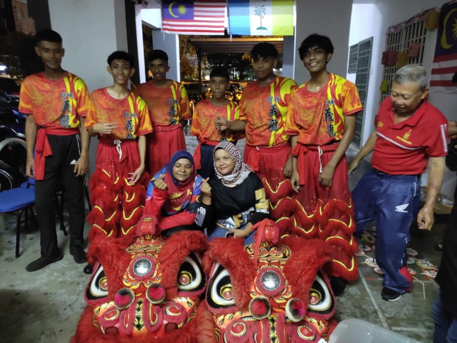 (大北马)友族提灯笼看舞狮 体验中秋庆典