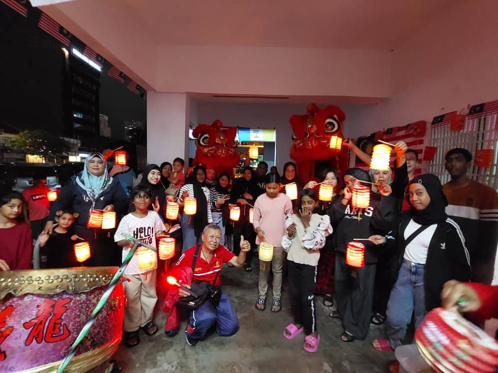 (大北马)友族提灯笼看舞狮 体验中秋庆典