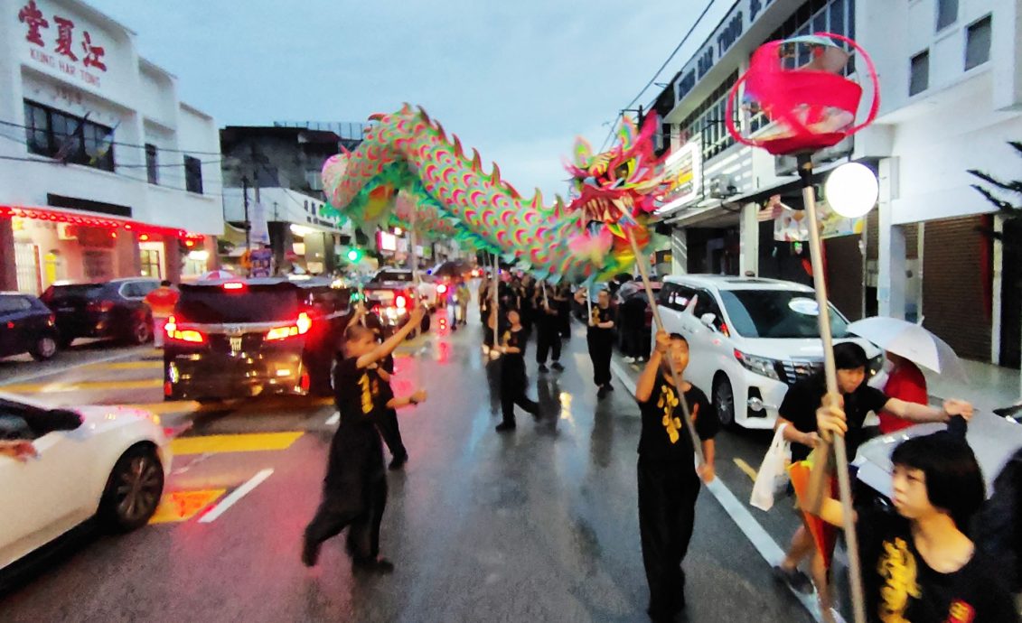 (大北马)大山脚中秋嘉年华,雨水无阻传承文化热忱,槟首长身体力行撑伞游行