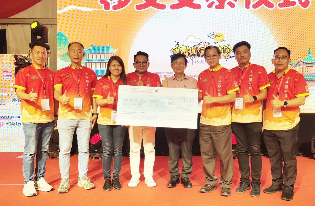 (大北马)大山脚中秋嘉年华,雨水无阻传承文化热忱,槟首长身体力行撑伞游行