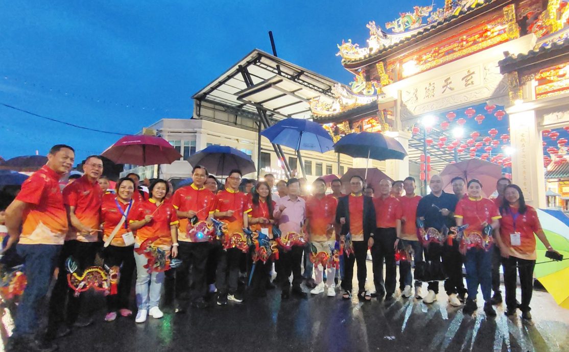 (大北马)大山脚中秋嘉年华,雨水无阻传承文化热忱,槟首长身体力行撑伞游行