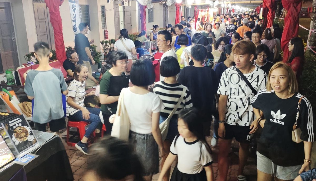 (大北马)大山脚中秋嘉年华,雨水无阻传承文化热忱,槟首长身体力行撑伞游行