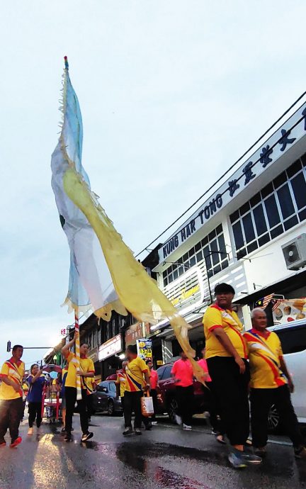(大北马)大山脚中秋嘉年华,雨水无阻传承文化热忱,槟首长身体力行撑伞游行