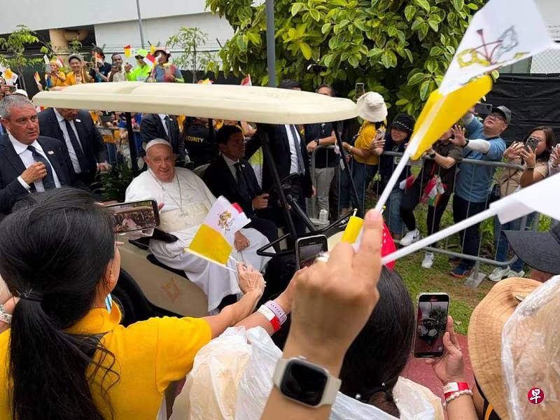 (已签发)全国:狮城二三事:天主教徒雨中欢迎教宗方济各访新 大马教徒赴新见证激动哽咽