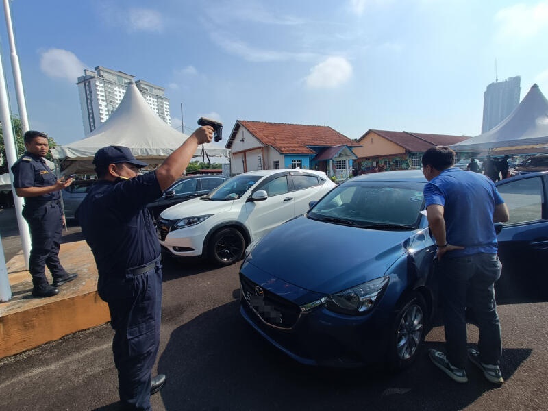 (已签发)全国:知情人士:骗徒低价代办VEP 制假标签诈狮城车主