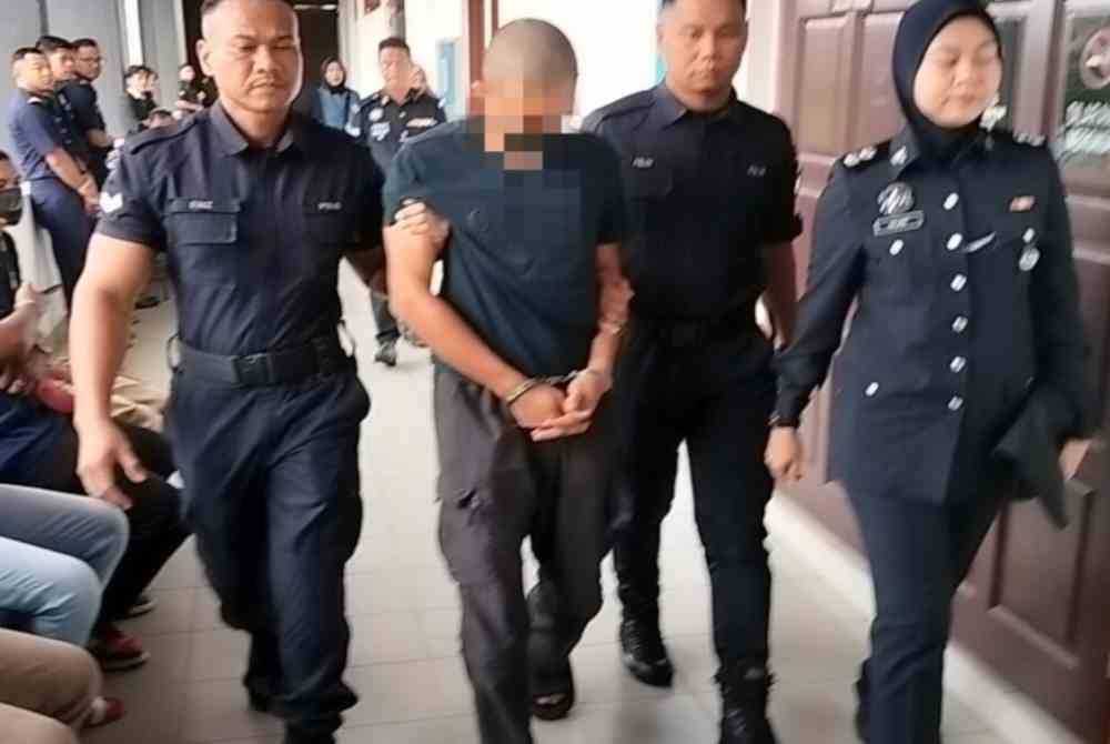 称女学生为“暗恋对象”巴士司机再被控 向现身法庭家人比爱心手势