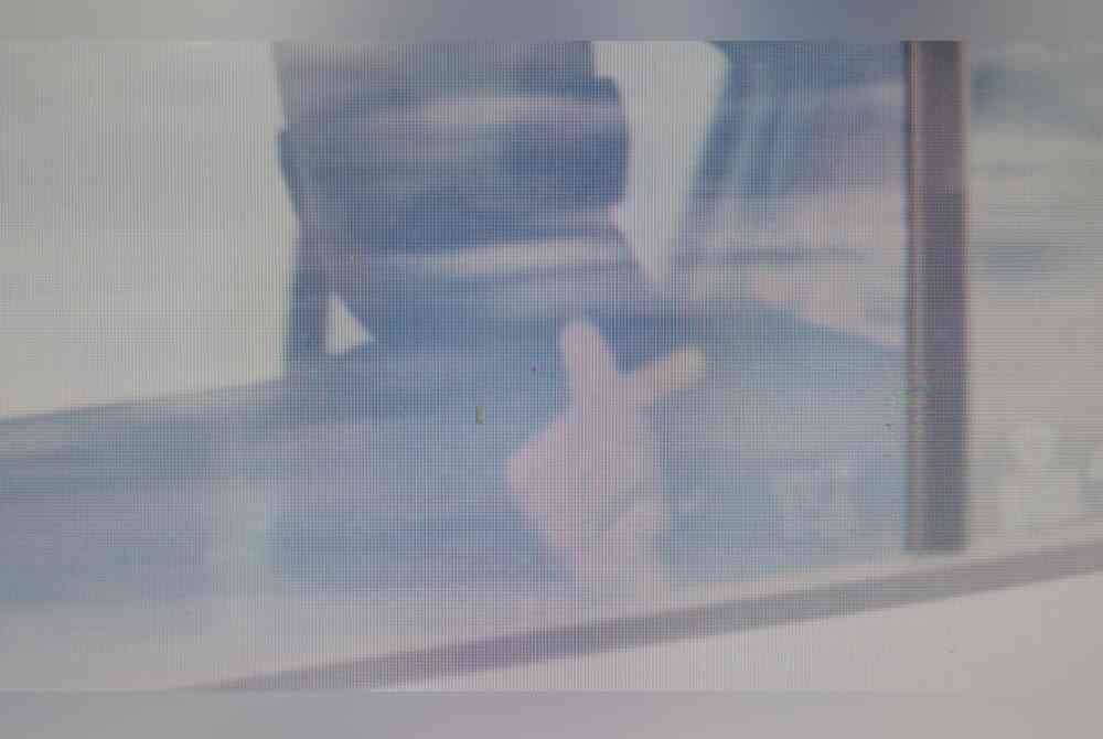 称女学生为“暗恋对象”巴士司机再被控 向现身法庭家人比爱心手势