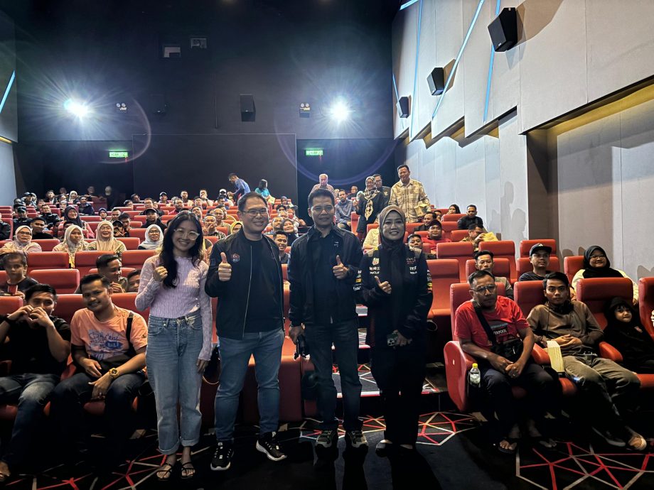 (已签发)柔:“阿顺”邀峇警方各机构成员师生 320人一起看《Takluk:Lahad Datu》