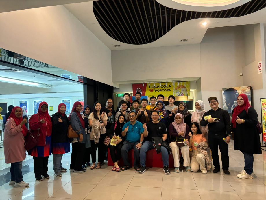 (已签发)柔:“阿顺”邀峇警方各机构成员师生 320人一起看《Takluk:Lahad Datu》