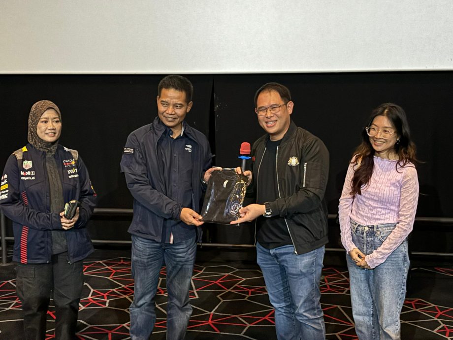 (已签发)柔:“阿顺”邀峇警方各机构成员师生 320人一起看《Takluk:Lahad Datu》