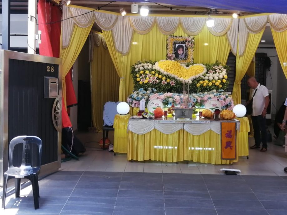 (已签发)柔:一家四口车祸女儿亡 父自责回家拿手机遇祸