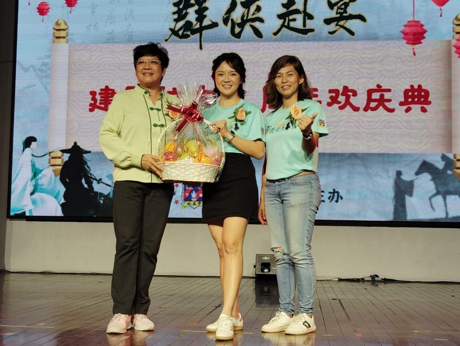 群侠赴中秋园游会 建国华小灯光璀璨